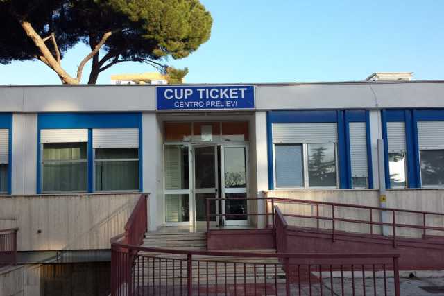 Bari, prenotare per telefono una visita al Policlinico? E' impossibile